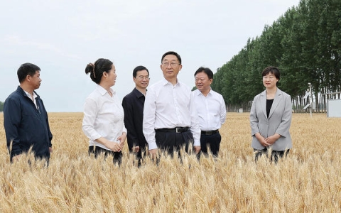 劉寧到開(kāi)封尉氏縣看望慰問(wèn)“三夏”生產(chǎn)一線人員并督導(dǎo)調(diào)研“三夏”工作